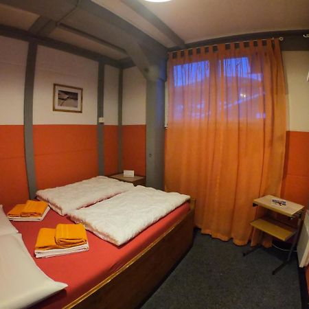 גרינדלוולד Downtown Lodge Hostel - Unique Simple Central מראה חיצוני תמונה
